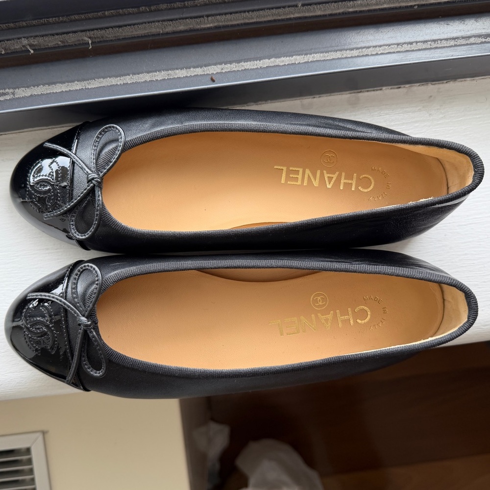 CHANEL Black Leather Ballerina Flats with Patent Toe Cap